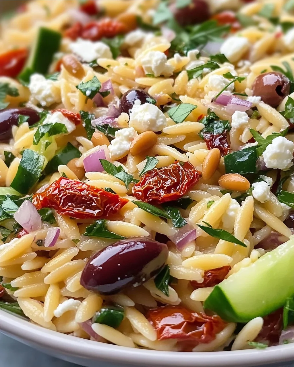 Hausgemachter Orzo Salat mit Feta & Getrockneten Tomaten
