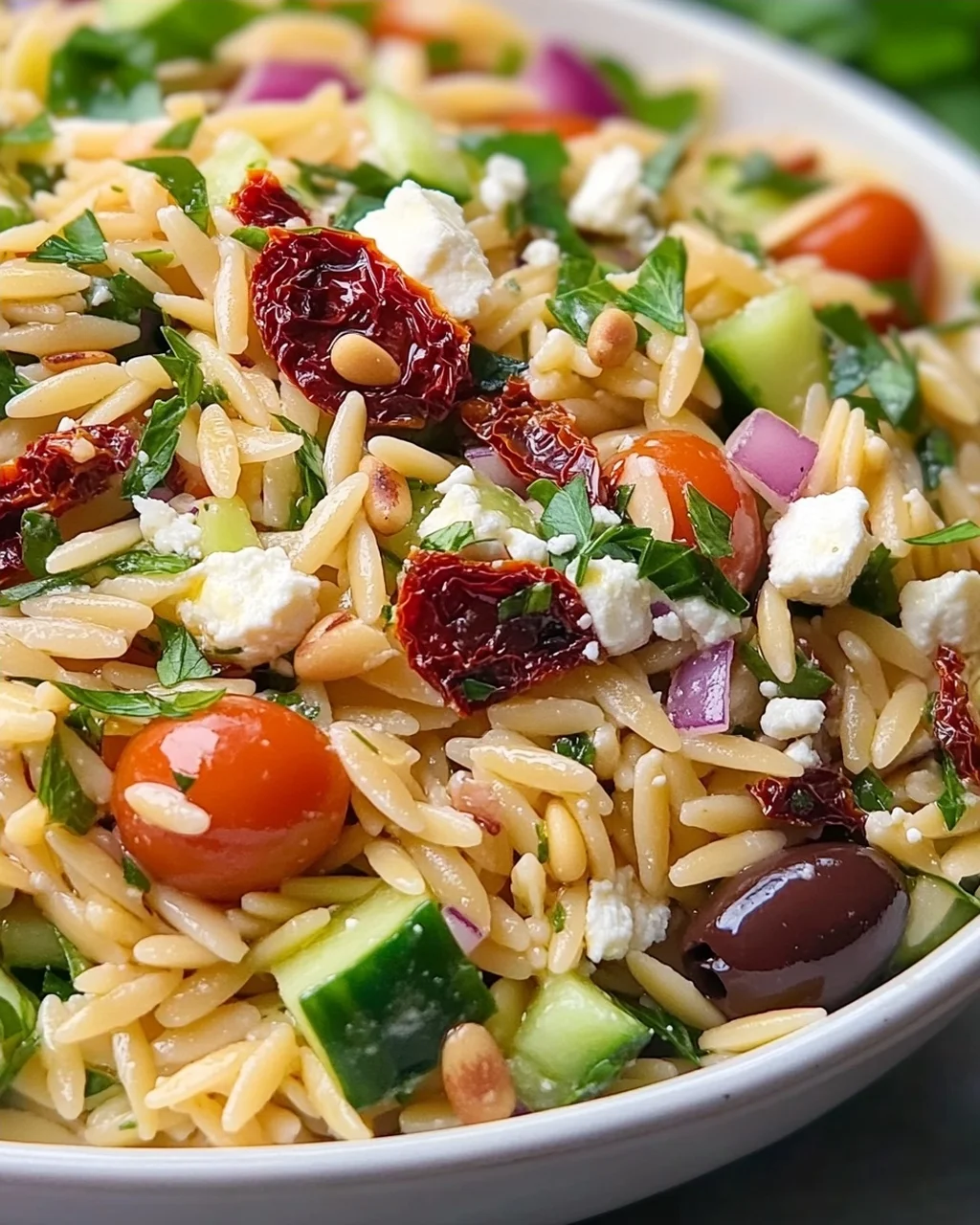 Hausgemachter Orzo Salat mit Feta & Getrockneten Tomaten