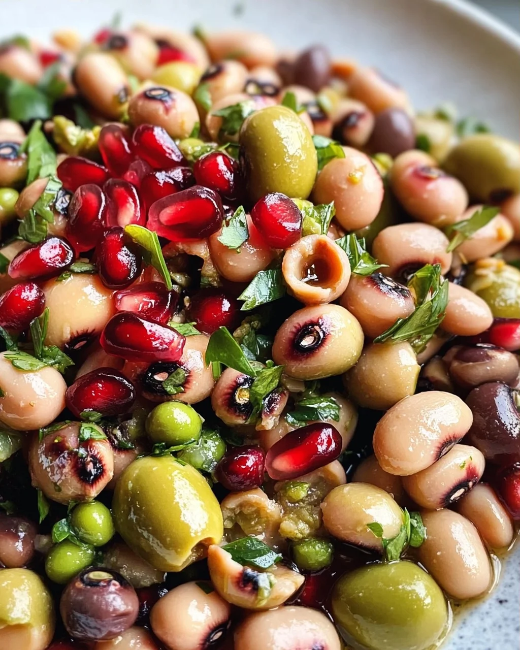 Oliven-Salat mit Black Eyed Peas