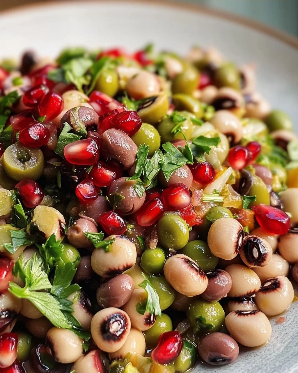 Oliven-Salat mit Black Eyed Peas