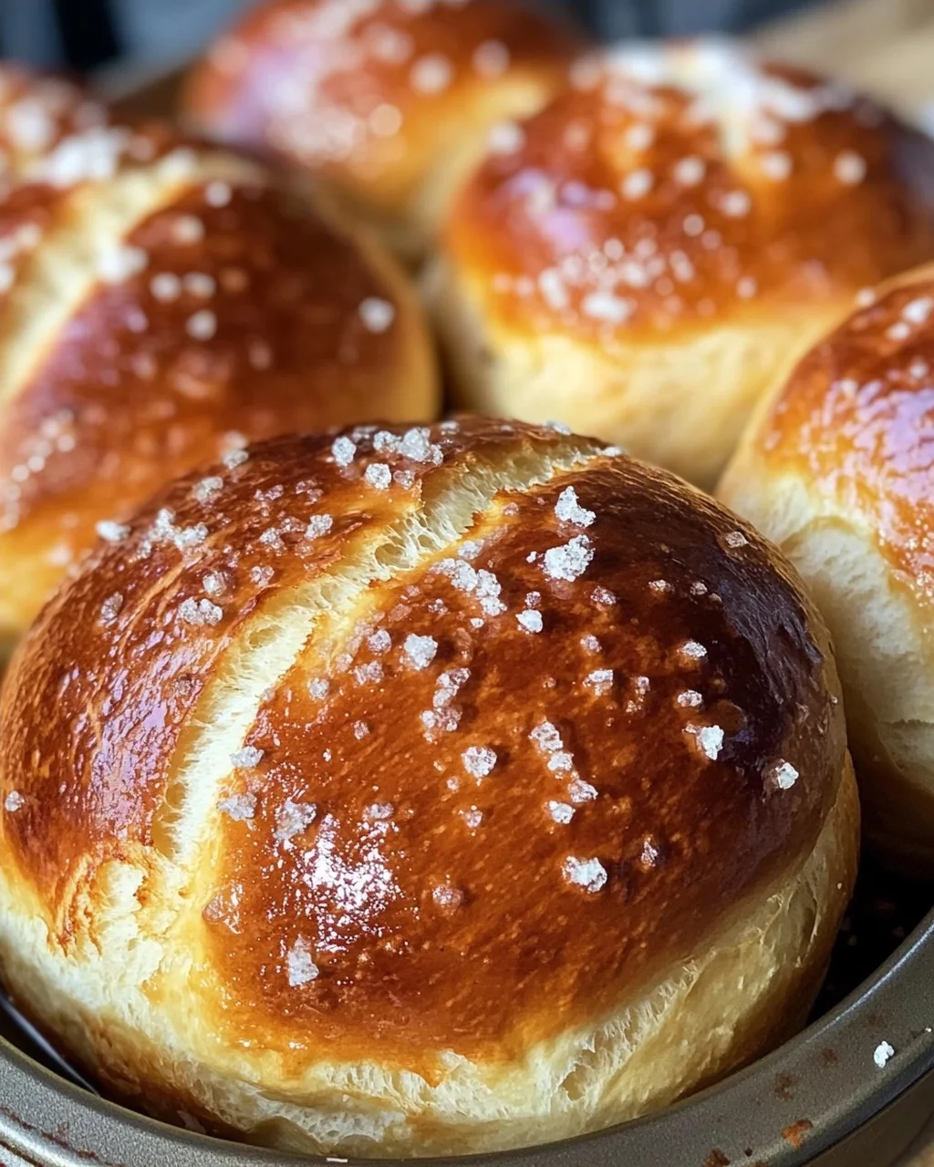 Rezept für Laugenbrötchen im Muffinsblech gebacken