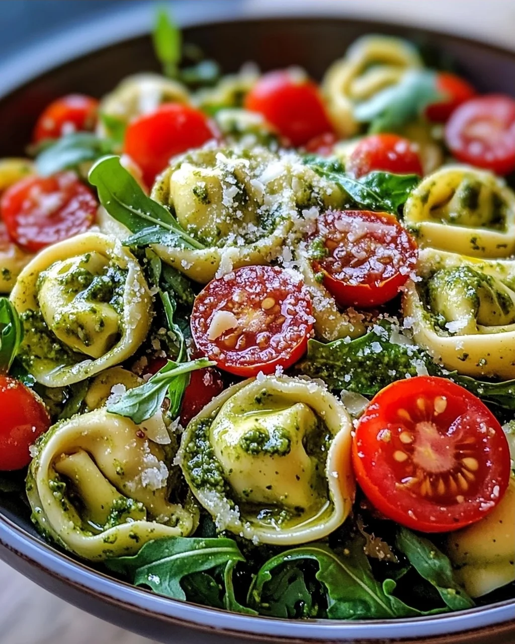 Tortellini-Salat mit Pesto